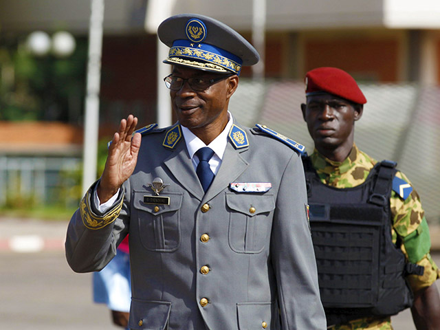 В Буркина-Фасо бригадный генерал Жильбер Дьендре, бывший главарь путчистов   был передан в руки полиции временного правительства