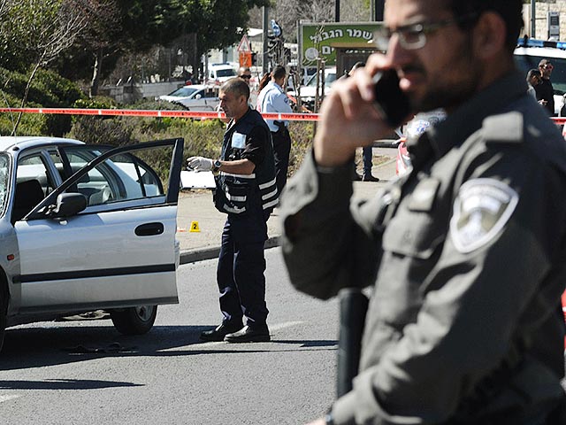 Сотрудники правоохранительных органов Израиля ищут террористов, которые совершили жестокое двойное убийство. Злоумышленники напали на еврейскую семью и расстреляли супругов на глазах у их четырех малолетних детей