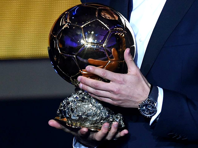 В расширенный список кандидатов на премию лучшему футболисту года по версии ФИФА - "Золотой мяч" - попали по семь игроков испанских клубов "Реал" и "Барселона"
