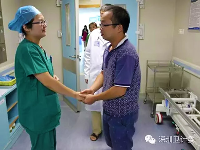 Пользователи китайского сегмента Сети умиляются поступку медсестры из города Шэньчжэнь в провинции Гуандун, которая сделала гораздо больше, чем требует от нее профессиональный долг, чтобы успокоить крошечного пациента