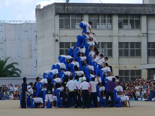 В Японии пирамида из 150 школьников рухнула под тяжестью последнего человека