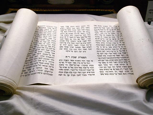 Последователи иудаизма во всем мире в минувшее воскресенье вечером начали отмечать Симхат Тора ("Радость Торы") - один из самых радостных праздников еврейского календаря