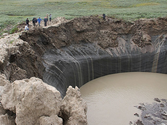 Российские ученые зовут снимать "Людей-икс" возле гигантской воронки на Ямале