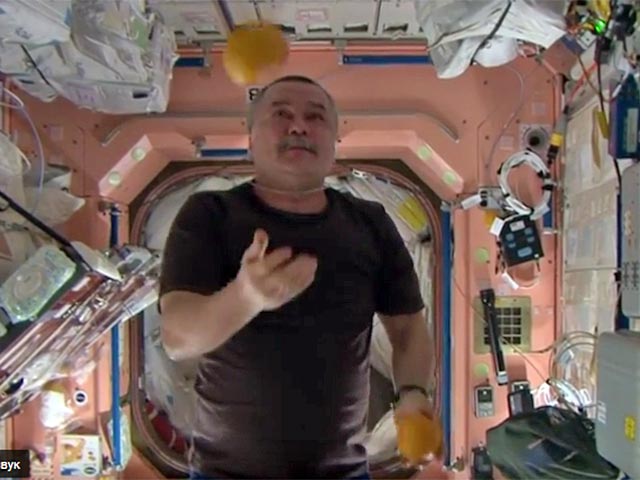 Федеральное космическое агентство (Роскосмос) на своей странице в Youtube опубликовало видео под названием "Цирк на орбите МКС", на котором можно понаблюдать, как экипаж Международной космической станции проводит свободное от работы время