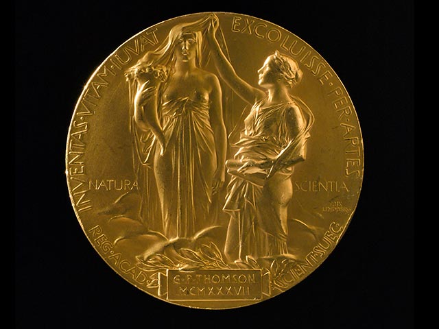 Нобелевская премия в области физики в 2015 году присуждена японцу Такааки Кадзите и канадцу Артуру Макдоналду объявили во вторник в Нобелевском комитете в Стокгольме