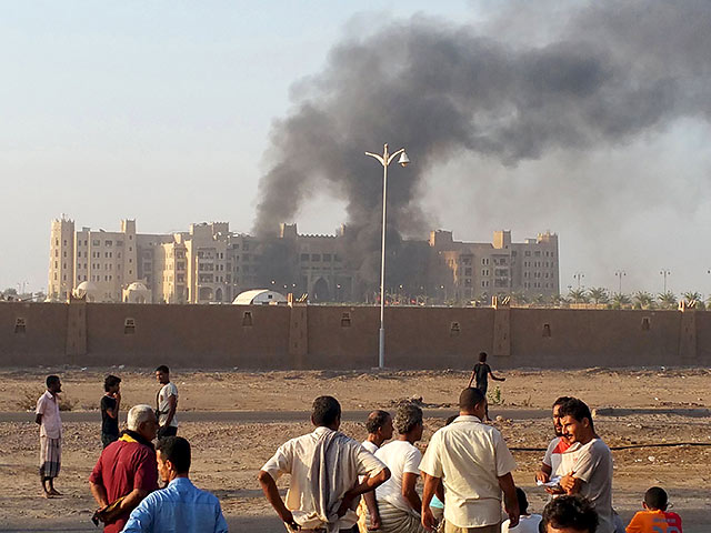 При обстреле резиденции премьера Йемена в Адене погибли 15 человек