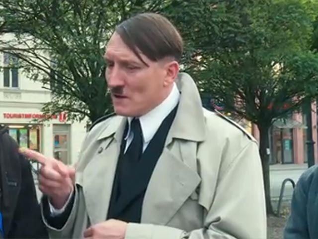 Оливер Масуччи, актер, сыгравший Гитлера в комедии "Смотрите, кто вернулся", заявляет, что демократия в Германии в опасности, поскольку все больше обывателей демонстрируют ультраправые взгляды