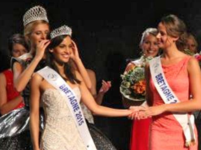 Победительница конкурса красоты "Мисс Бретань-2015" во Франции носила свой титул всего несколько дней. Девушка опубликовала собственное фото топлесс в социальной сети Facebook, после чего лишилась короны