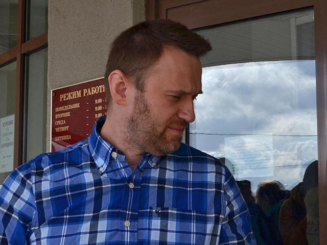 Суд отказал УФСИН, требовавшему обязать Навального оплатить долг за полгода и продлить испытательный срок Суд отказал УФСИН, требовавшему обязать Навального оплатить долг за полгода и продлить испытательный срок