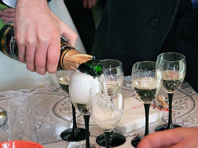 По предварительным данным, отпускная цена бутылки шампанского 0,75 л должна составить 115 рублей, оптовая - 124 рубля, розничная - 131 рубль. К выводу, что эти цены являются оптимальными, пришли члены экспертного совета при Росалкогольрегулировании