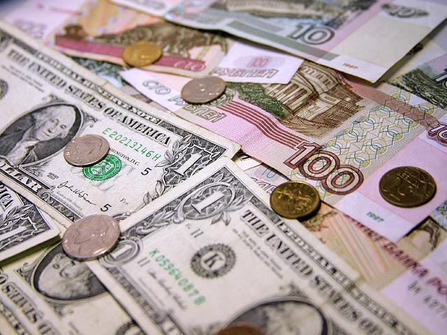 Курс рубля на бирже впервые за 3 месяца опускался ниже 62 рублей