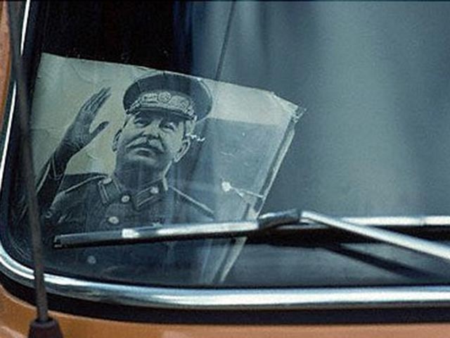 В Тобольске в среду, 7 октября, на автобусной остановке у магазина "Ветеран" был избит пожилой мужчина. Водитель, предположительно, выходец с Кавказа, напал на пенсионера после того, как тот сорвал с автобуса портрет Сталина