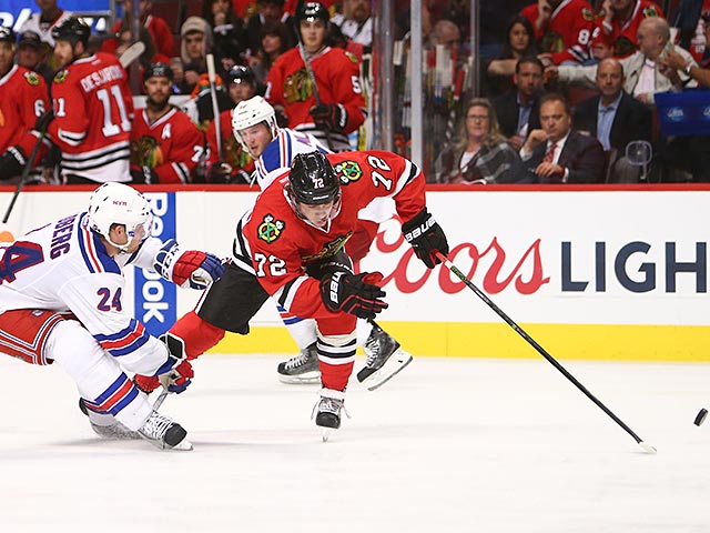  Российский нападающий "Чикаго Блэкхокс" Артемий Панарин забросил дебютную шайбу в Национальной хоккейной лиге (НХЛ), новый сезон которой стартовал в минувшую среду. Панарин стал третьей звездой матча регулярного чемпионата против "Нью-Йорк Рейджерс"