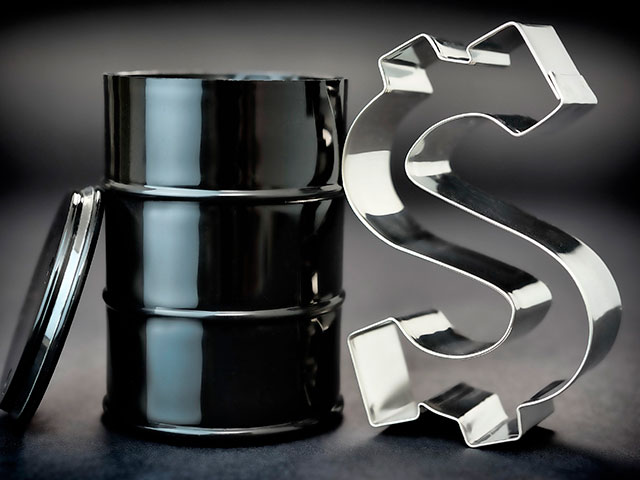 Цены на нефть в пятницу продолжили расти