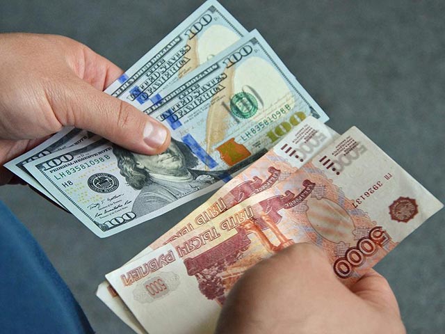 На Московской бирже российская валюта растет третий день подряд и демонстрирует возврат к августовским показателям. По мнению аналитиков, так валютный рынок реагирует в первую очередь на позитивные новости с мировых рынков нефти