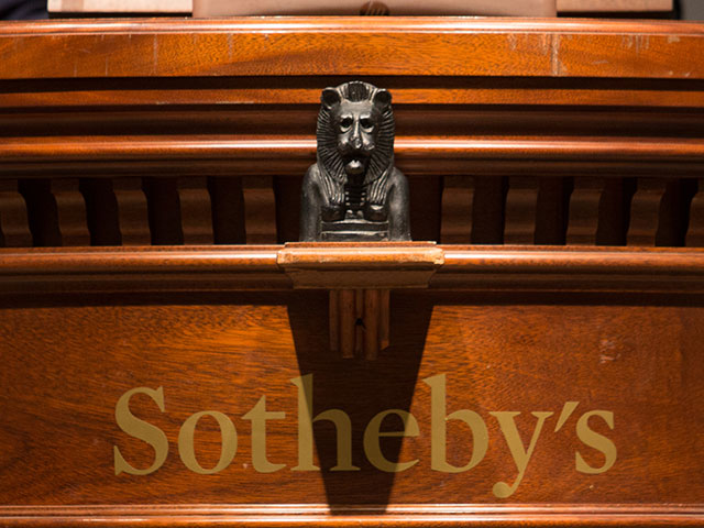 Скандальный снимок "Мужчина в костюме из полиэстера" установил рекорд на аукционе Sotheby's