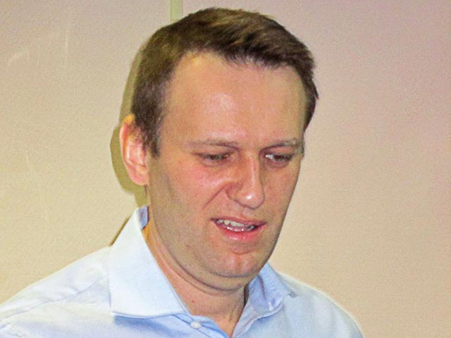 От оппозиционера Алексея Навального потребовали явиться к судебному приставу-исполнителю Люблинского отдела судебных приставов, грозя принудительным приводом, если он не сделает этого добровольно