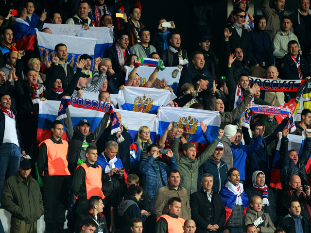 Болельщики в отборочном матче чемпионата Европы по футболу 2016 между сборными командами Молдавии и России