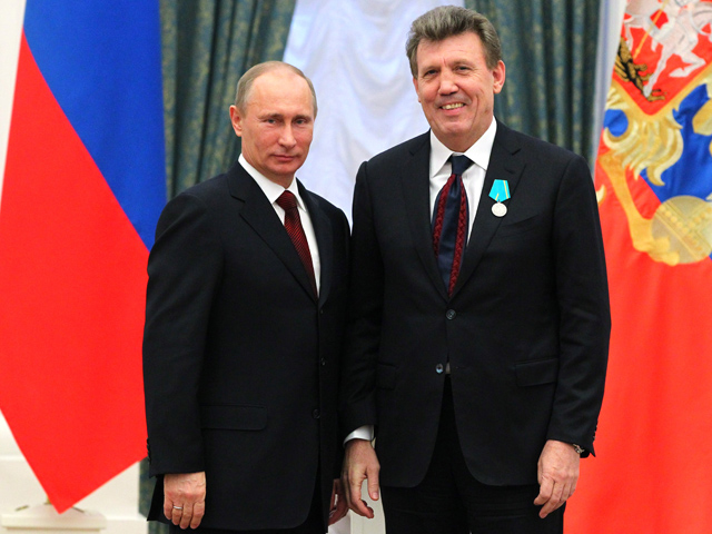 Президент РФ Владимир Путин (слева) и народный депутат Украины Сергей Кивалов, награжденный медалью Пушкина. 22 февраля 2013 года