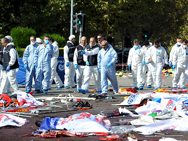 На месте разрушительного теракта в Анкаре, число жертв которого приближается к сотне, найдены части тела одного из двух смертников