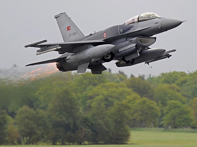 Турецкие ВВС нанесли авиаудары по силам группировки "Рабочая партия Курдистана" (РПК), которая днем ранее объявила о прекращении огня. Произошло это через несколько часов после теракта в Анкаре
