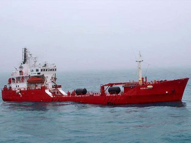 Российские водолазы-спасатели успешно провели операцию по освобождению винта норвежского танкера "Norvarg" от намотавшейся сети