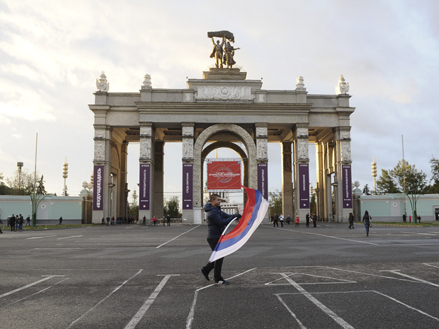 Планировалось, что несколько тысяч человек с воздушными шарами цветов российского флага выстроятся в "живое" словосочетание "Я патриот"