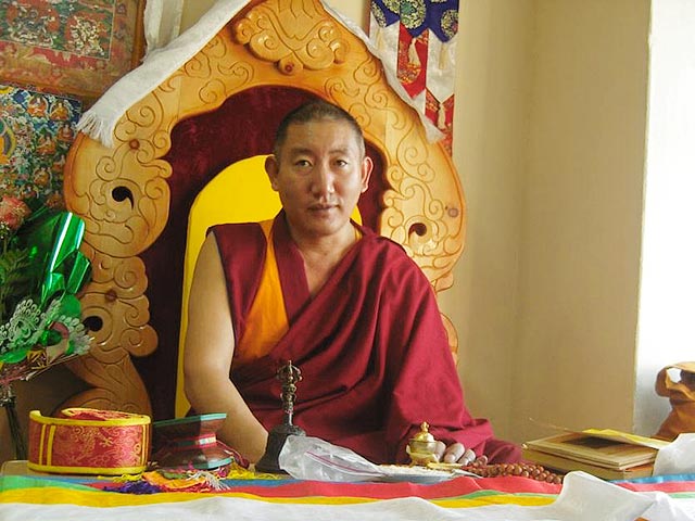 Городской суд Кызыла приступил в понедельник к рассмотрению жалобы на депортацию из РФ буддийского ламы Шивалхи Ринпоче