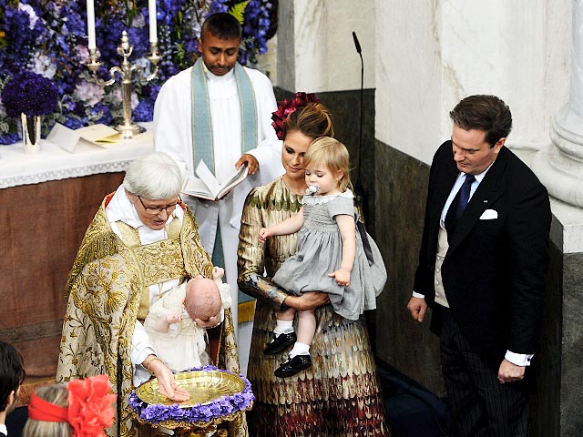 Новорожденный сын шведской принцессы Мадлен и нью-йоркского банкира Кристофера О&#8217;Нила Николас, которому на днях исполнится 4 месяца, принял накануне чин крещения в Церкви Швеции