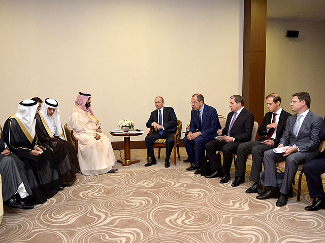 Министр обороны Саудовской Аравии принц Мухаммад ибн Сальман Аль Сауд во время переговоров с президентом РФ Владимиром Путиным в Сочи предупредил о том, что военное вмешательство в сирийский конфликт будет иметь "опасные последствия"