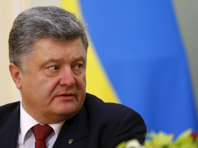 Президент Украины Петр Порошенко раскритиковал решение властей самопровозглашенных Донецкой и Луганской народных республик о переносе местных выборов на 2016 год