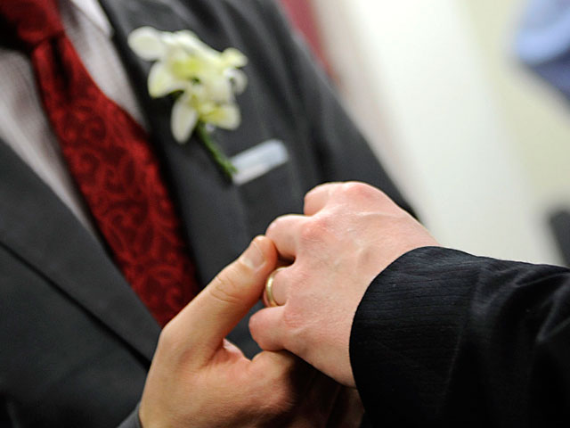 В Синод Англиканской церкви избрали священника-гея, заключившего официальный брак с партнером
