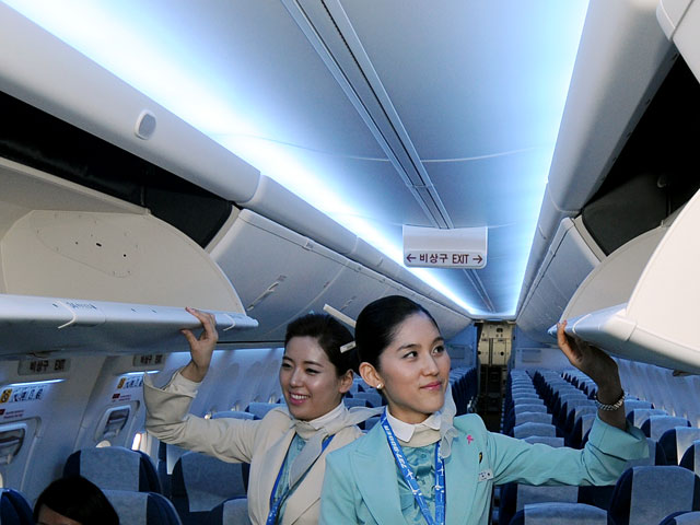 Одна из небольших китайских авиакомпания Kunming Airlines оказалась в центре крупного скандала после того, как в интернете появились фотографии ее бортпроводниц, лежащих на верхних полках самолета, предназначенных для ручной клади