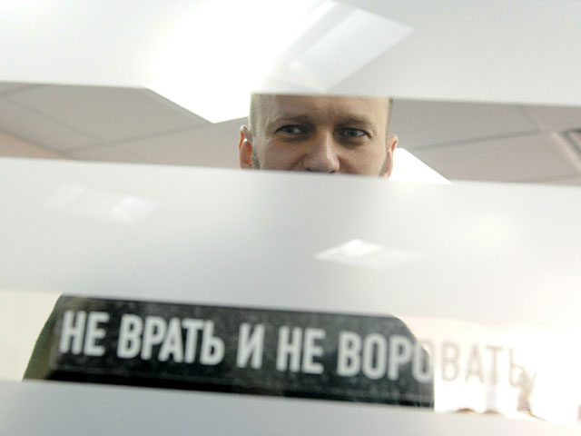 Группа судебных приставов пришла к оппозиционеру Алексею Навальному для описи имущества