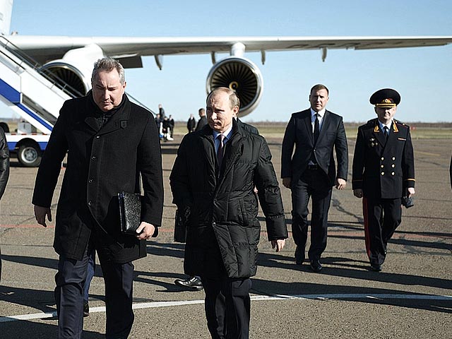 Президент России Владимир Путин прибыл в Амурскую область, чтобы провести совещание о ходе работ по созданию космодрома Восточный, строительство которого сопровождалось множеством скандалов с масштабными хищениями денежных средств