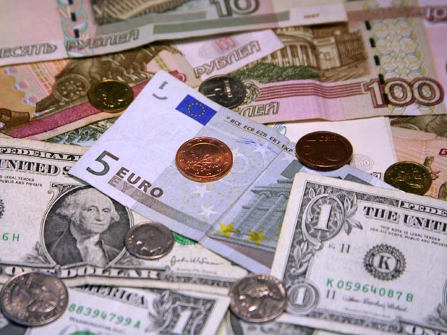 Доллар на бирже закрепляется выше 64 рублей, евро поднялся выше 72 раблей
