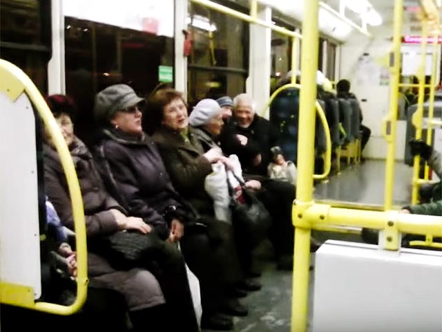 Группа пермских пенсионеров решила поднять настроение себе и другим пассажирам трамвая, исполнив несколько песен Сергея Трофимова и Людмилы Зыкиной