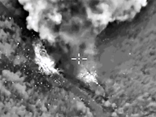 За минувшие сутки экипажи самолетов Су-34, Су-24М и Су-25СМ совершили 41 боевой вылет с авиабазы "Хмеймим" и нанесли удары по 40 объектам террористической инфраструктуры экстремистской группировки "Исламское государство" (запрещена в РФ)