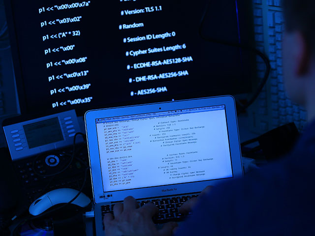 Журналисты продожают публиковать новые подробности мировой "кибервойны"