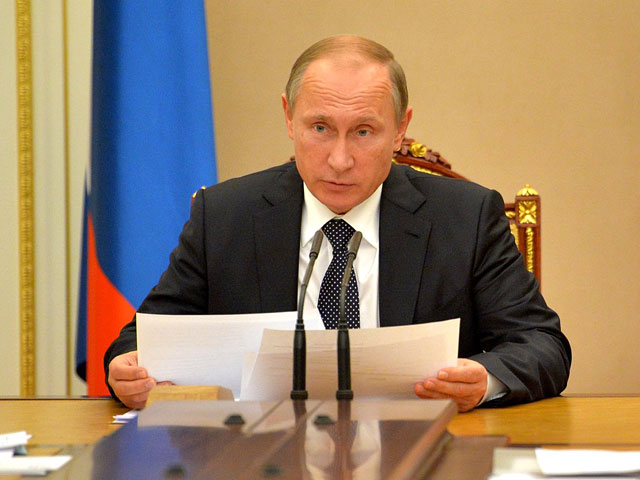 Президент России Владимир Путин подписал указ, предписывающий отечественным чиновникам пользоваться только услугами российских авиакомпаний или авиаперевозчиков ЕАЭС для полета в командировки