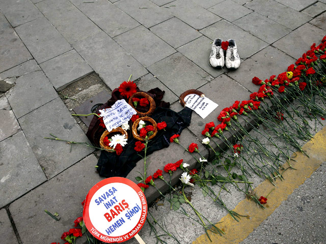 Число погибших при теракте в Анкаре возросло до 99, заявил в среду премьер-министр Турции Ахмет Давутоглу