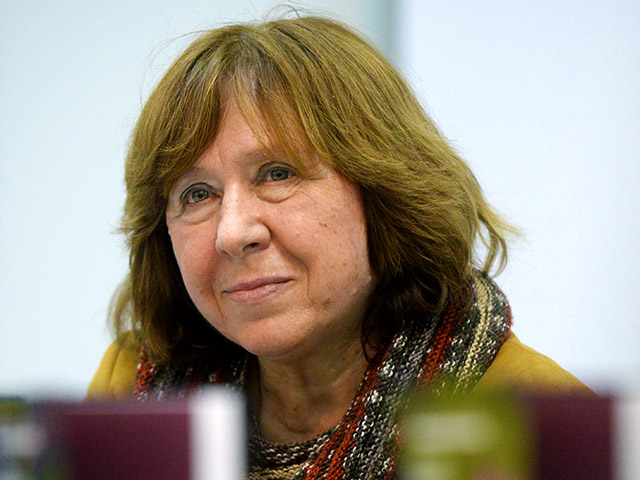 Произведения писательницы Светланы Алексиевич, ставшей лауреатом Нобелевской премии по литературе, вернут в программу обучения учеников старших классов белорусских школ