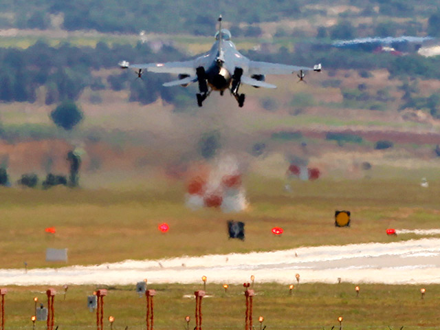 Представители вооруженных сил Турции заявили в пятницу, что их военные истребители сбили неопознанный самолет в воздушном пространстве страны вблизи сирийской границы