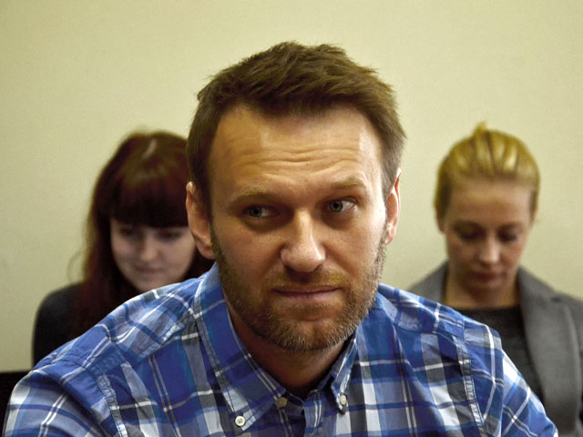 Оппозиционер Алексей Навальный, дважды скрывшийся от судебных приставов и не пустивший их в квартиру для ареста своего имущества, оштрафован за это на 2,5 тыс. рублей