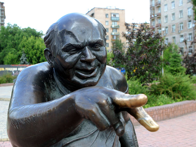 Неизвестные злоумышленники похитили памятник актеру Евгению Леонову, установленный на Мосфильмовской улице