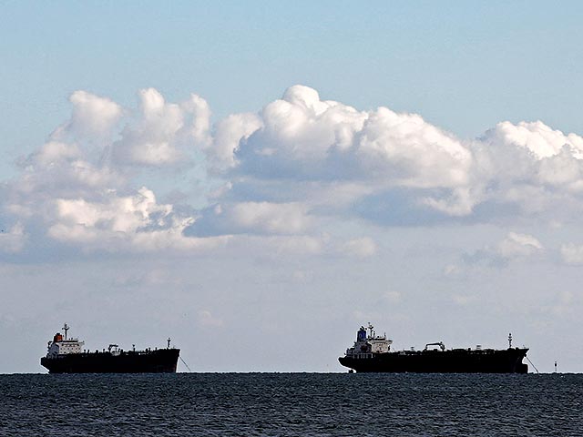 В Японии столкнулись два танкера, произошел разлив нефти