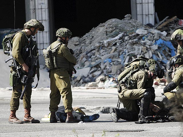 Двое вооруженных ножами палестинцев застрелены в субботу при попытке напасть на израильтян в Иерусалиме и на Западном берегу реки Иордан в Хевроне