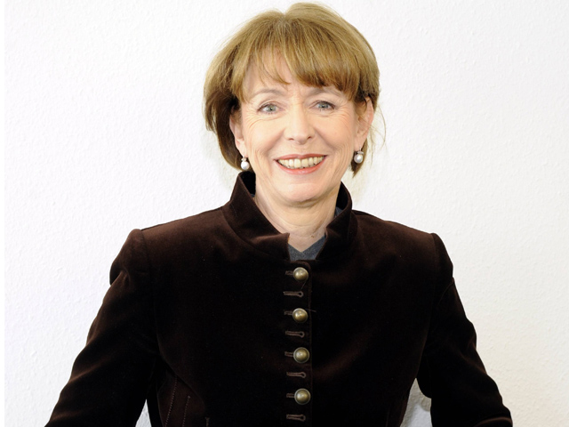 Выборы мэра в германском Кельне выиграла Генриетта Рекер, пережившая на днях покушение. Во время встречи с избирателями на местном рынке на политика напал вооруженный ножом мужчина