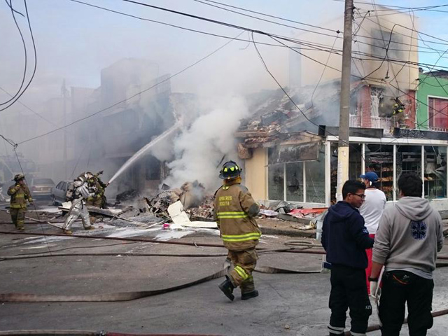Небольшой самолет потерпел крушение в столице Колумбии Боготе. Воздушное судно упало на пекарню, три расположенных рядом жилых дома получили повреждения