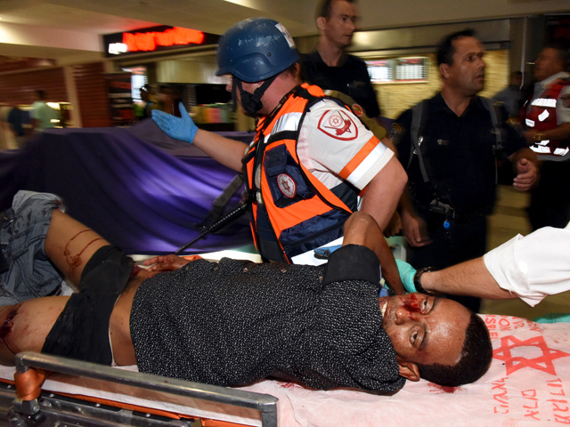 В результате теракта в городе Беэр-Шева в южной части Израиля погибли два человека и еще 11 пострадали